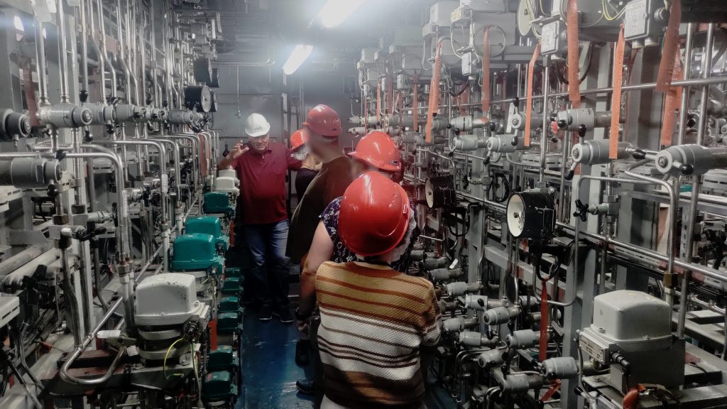 Hartmut Schindel mit einer Besuchergruppe im Geberraum des Reaktorblock 6.